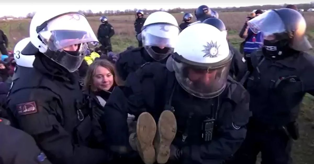 [VÍDEO] Greta Thunberg é presa após ser carregada por policiais durante protesto na Alemanha