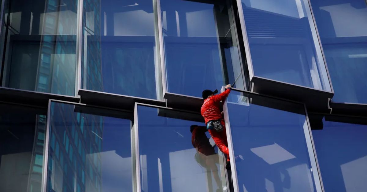 [VÍDEO] Homem de 60 anos conhecido como “Homem-Aranha francês” escala arranha-céu de 38 andares sem equipamento