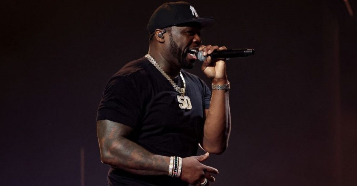 [VÍDEO] Rapper 50 Cent se irrita durante show e deixa fã ferida após jogar microfone na plateia