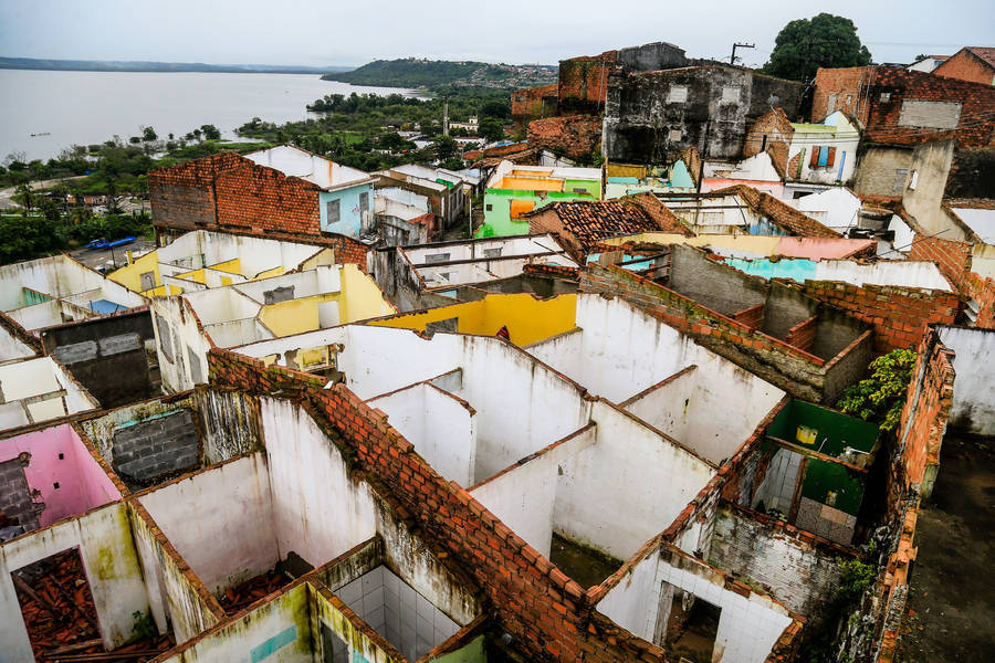 Maceió, Pinheiro – Terra de ninguém. Casa e prédios abandonados no bairro do Pinheiro em Maceió. Alagoas – Brasil. Foto: ©Ailton Cruz