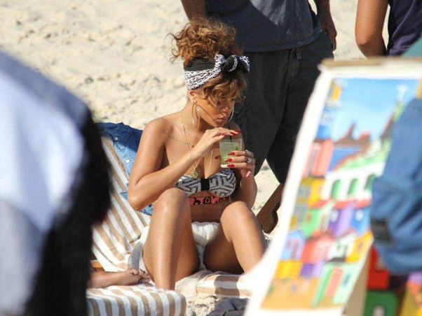 Rihanna desfrutando de uma caipirinha na praia de Ipanema - Foto: Reprodução/EgoGlobo