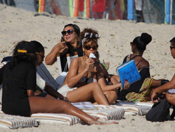 Rihanna tomando picolé na praia de Ipanema - Foto: Reprodução/EgoGlobo
