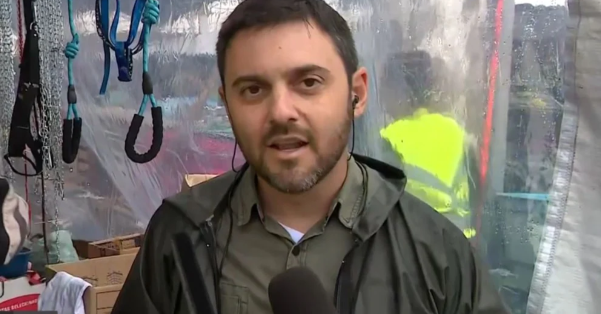 [VÍDEO] Repórter da Globo é vaiado após filmar vítimas das enchentes no RS e cena viraliza; assista