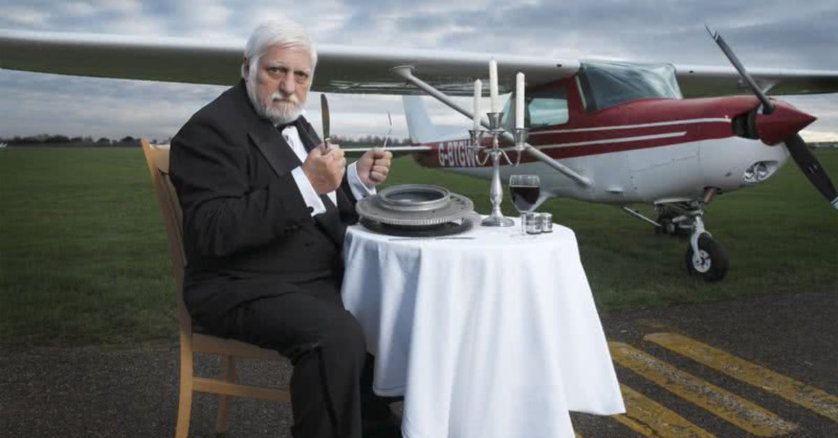 Michel Lotito, francês que ficou conhecido por comer um avião inteiro semelhante ao do fundo - Reprodução/X/@GWR