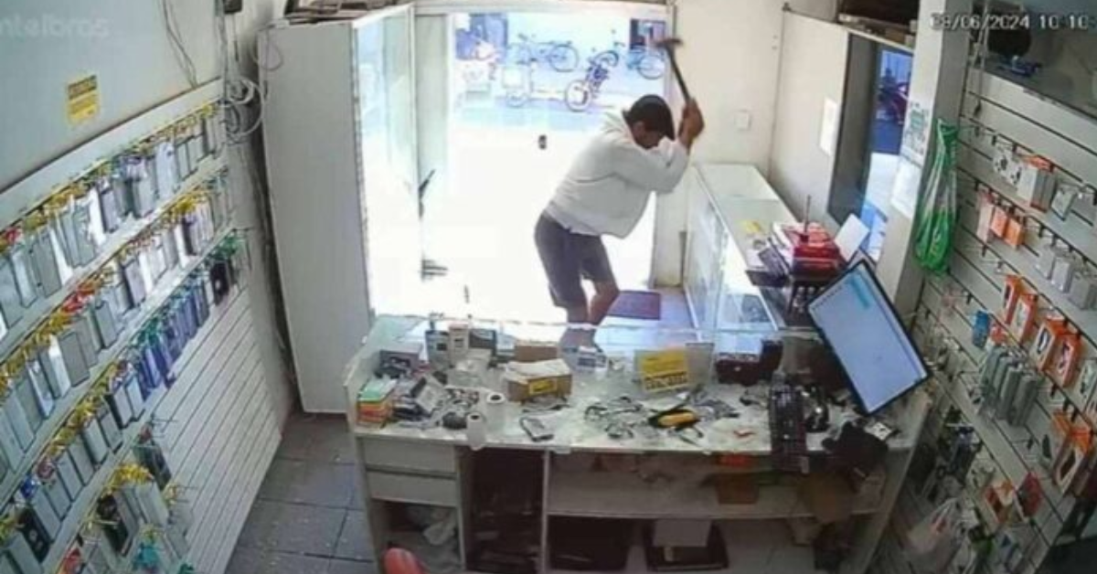 Após insatisfação com serviço, homem destrói loja de celulares com marreta - Foto: Reprodução/Rede ssociais
