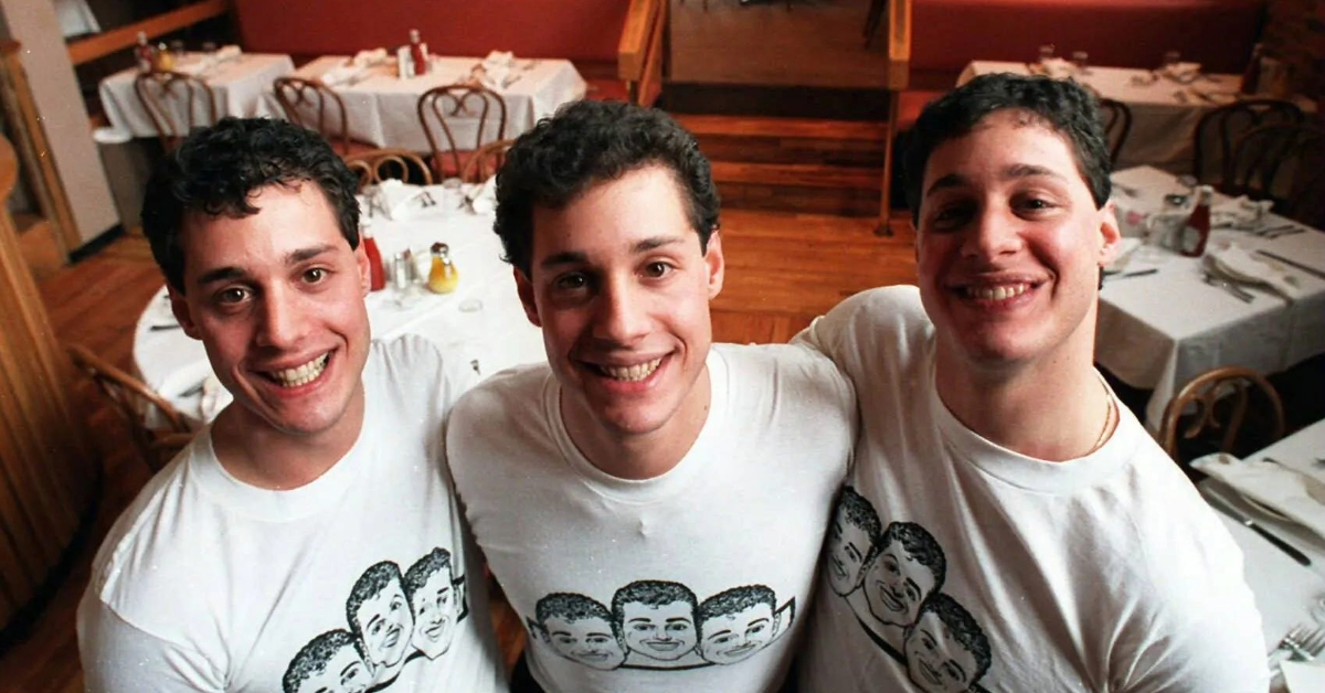 Os trigêmeos se tornaram um fenômeno midiático depois que se conheceram aos 19 anos, mas as coisas começaram a desandar na década de 90 — Foto: Reprodução