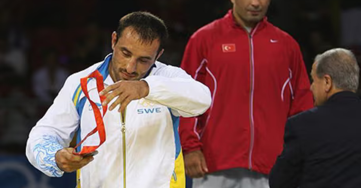 Ara Abrahamian tira sua medalha de bronze - Foto: Ezra Shaw/Getty Images