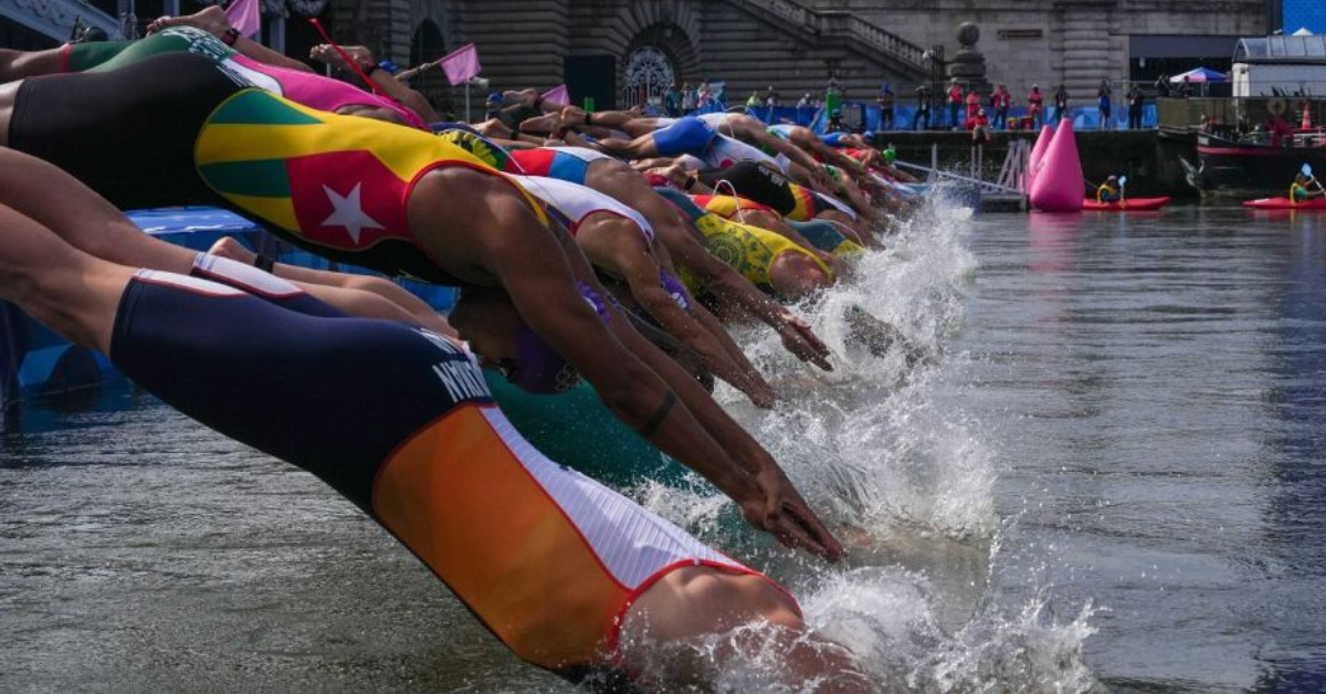 Atletas mergulham no Rio Sena para disputar o triatlo nas Olimpíadas de Paris - Foto: Nathan Laine/Bloomberg via Getty Images