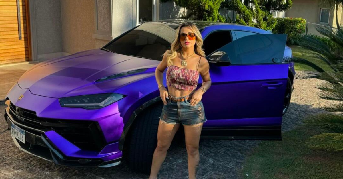 Deolane Bezerra posa ao lado de seu Lamborghini Urus - Foto: Instagram