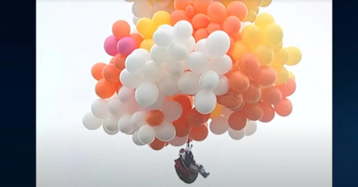 Padre do Balão voou preso por mil balões de gás hélio - Foto: Reprodução