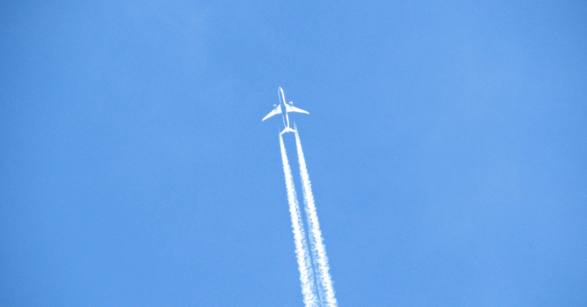 O que são os rastros de aviões? Descubra como eles impactam o ambiente