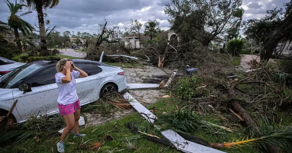 Mulher lamenta estragos enquanto furacão Milton se aproximava da Flórida, em 9 de outubro de 2024 — Foto: Bill Ingram/USA Today via Reuters