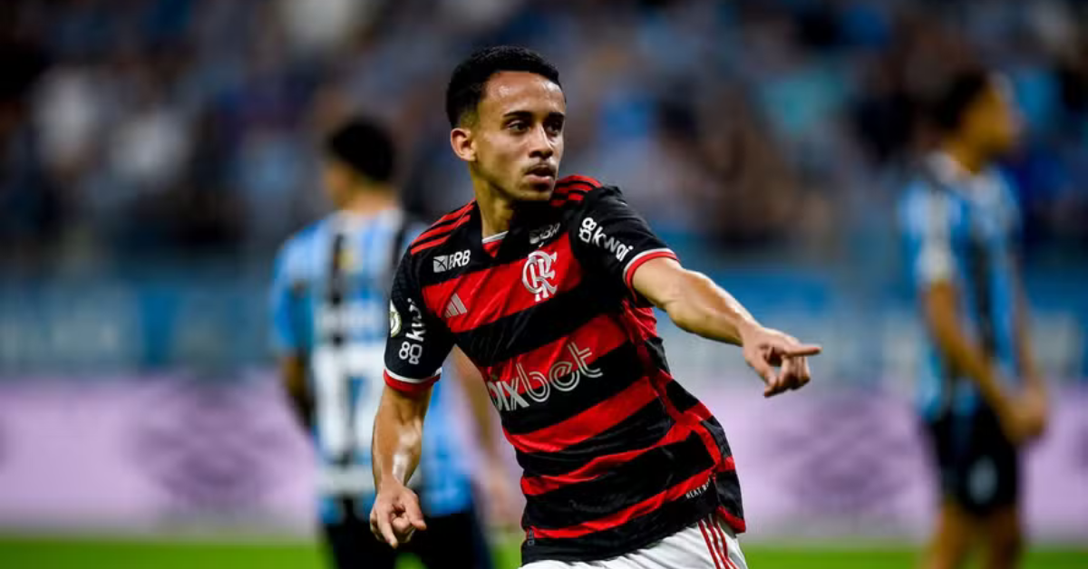 Matheus Gonçalves comemora seu gol pelo Flamengo sobre o Grêmio — Foto: Marcelo Cortes/Flamengo