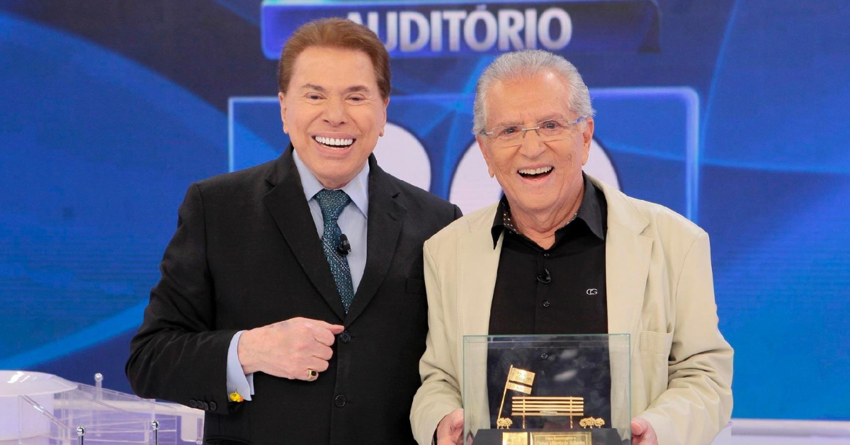 Silvio Santos entrega troféu a Carlos Alberto de Nóbrega pelos 30 anos de "A Praça É Nossa" - Foto: Lourival Ribeiro/SBT