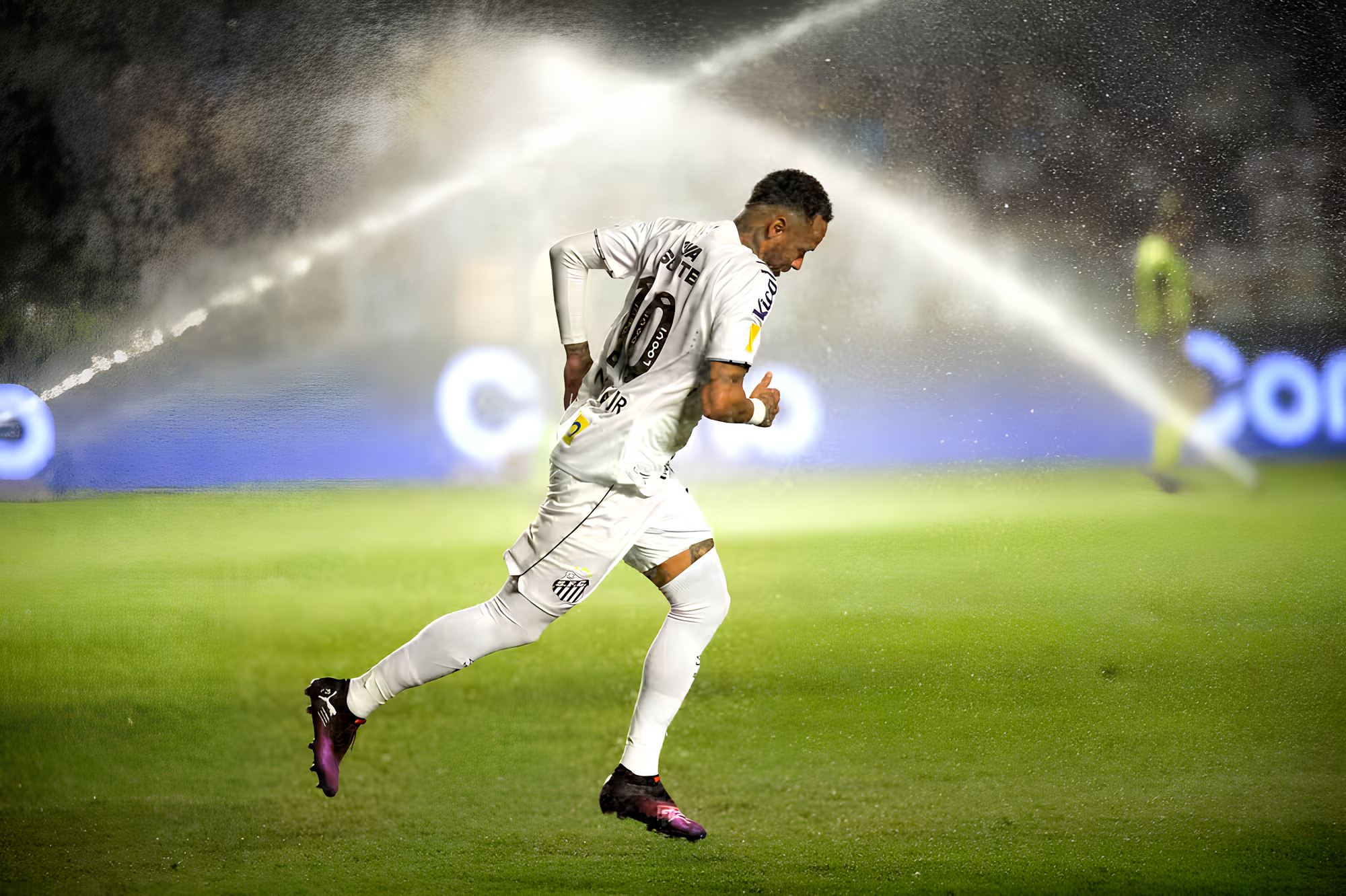 Neymar entra em campo pelo Santos contra o Botafogo-SP — Foto: Marcos Ribolli