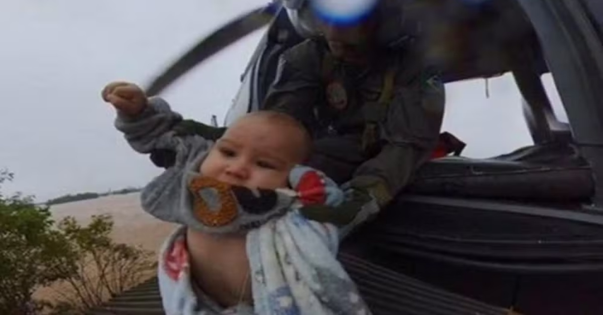 Bebê de cinco meses foi resgatado de helicóptero — Foto: Reprodução/ RBS TV