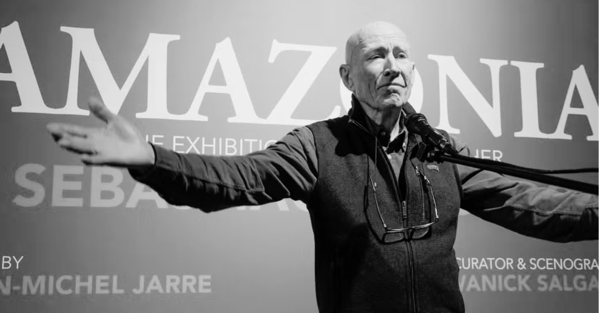 Sebastião Salgado apresenta sua exposição "Amazônia", em Bruxelas, na Bélgica, em abril de 2025 — Foto: NICOLAS MAETERLINCK / Belga / AFP