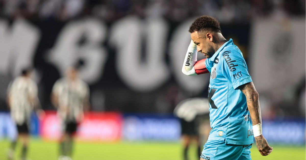 No segundo tempo, ao tentar fazer um gol com a mão, Neymar recebeu o segundo amarelo e foi expulso (Vanessa Rodrigues/AT)