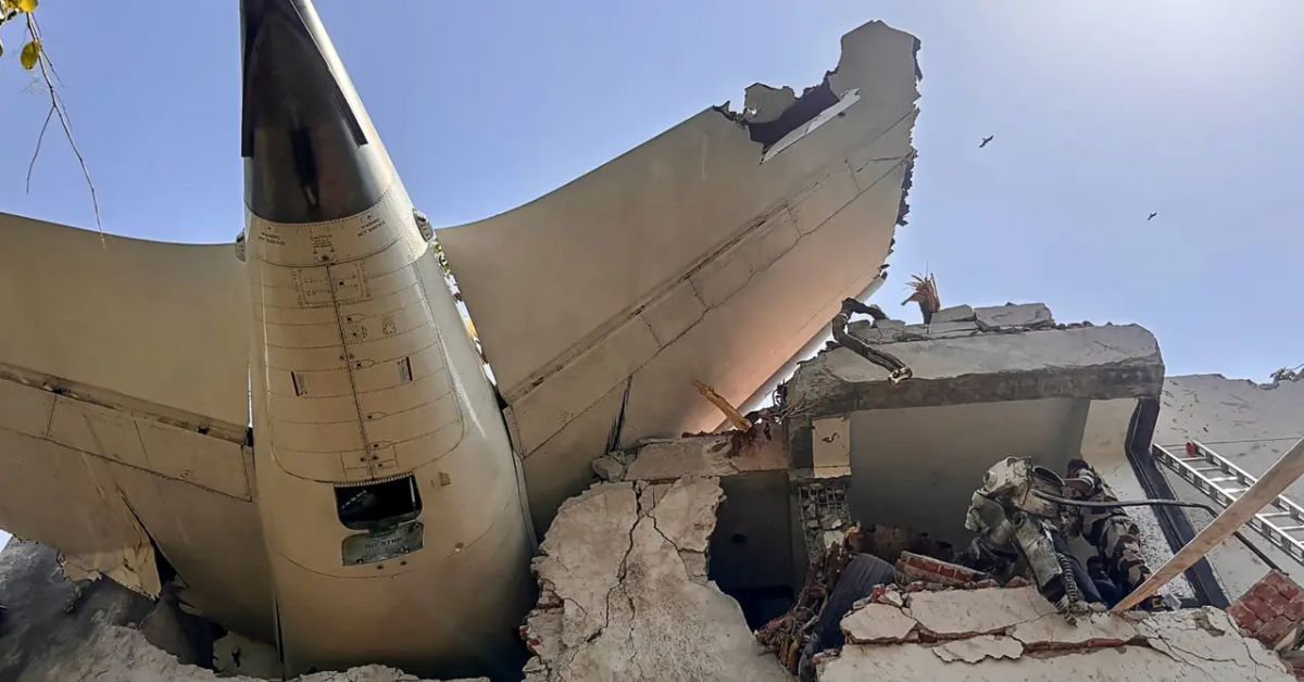Parte do Boeing 787 da Air India que caiu pouco depois da decolagem em Ahmedabad, no oeste do país — Foto: Força de Segurança Central Industrial da Índia