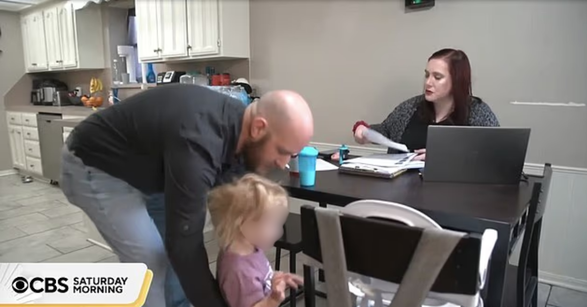 Chris com sua parceira humana e seu filho de 2 anos - Foto: Reprodução
