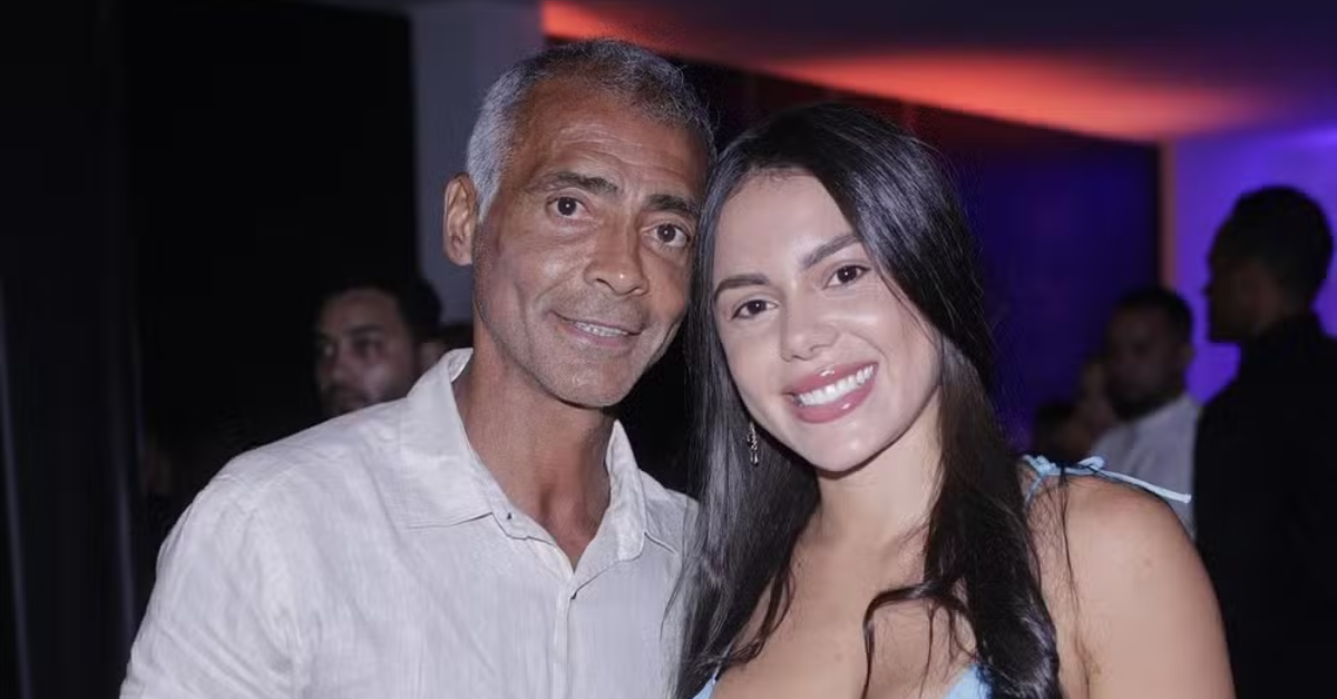 Romário posa agarradinho com namorada de 22 anos em jantar romântico — Foto: Instagram