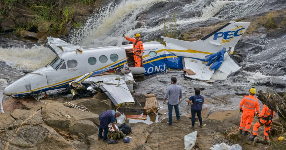 Bombeiros trabalham na remoção de itens pessoais dos ocupantes da aeronave que caiu e matou a cantora Marília Mendonça e outras quatro pessoas no interior de Minas Gerais. Além da sertaneja, também morreram na queda da aeronave o tio dela, o assessor Abiceli Silveira Dias Filho, o piloto Geraldo Martins de Medeiros, o copiloto Tarciso Pessoa Viana e o produtor e amigo da cantora Henrique Bahia — Foto: Fred Magno/O Tempo