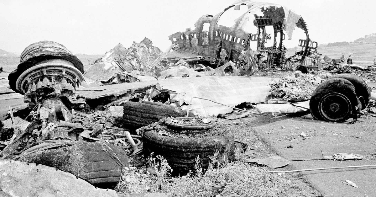 Rodas e demais destroços do Boeing 747 da KLM após acidente em Tenerife (Espanha) (Derek Ives - 28.mar.1977/AP)