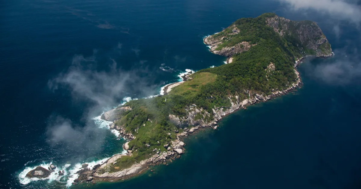 Embarcação desaparece perto de ilha proibida no litoral paulista; corpos são localizados