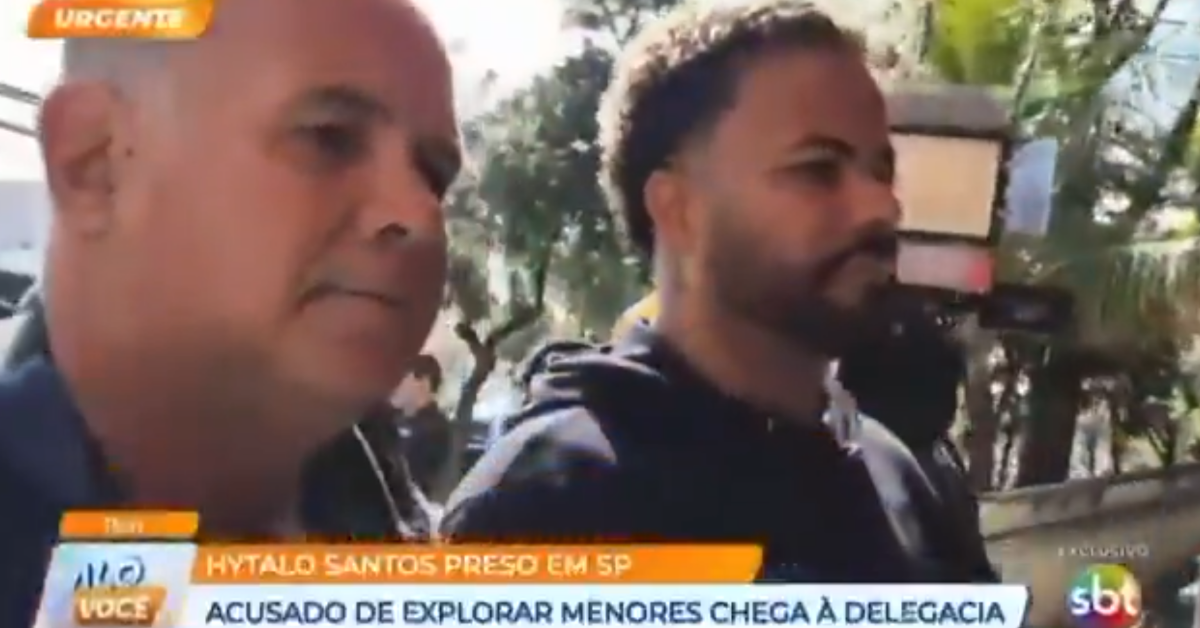 Veja o momento em que Hytalo Santos chega à delegacia algemado - Foto: Reprodução