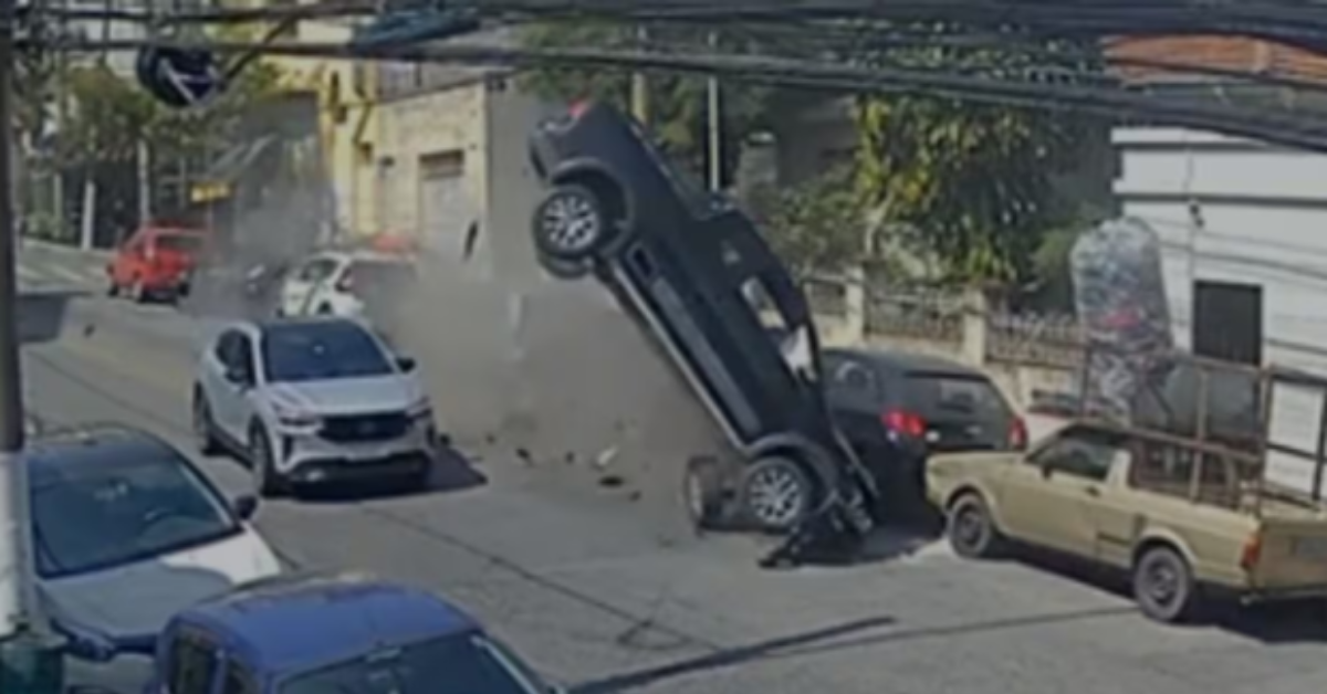Caminhonete 'voa' em alta velocidade e faz 'strike' ao atingir outros 10 veículos — Foto: Reprodução/TV Globo