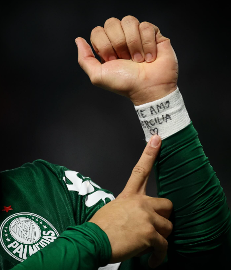Vitor Roque homenageou a mãe no Dia das Mães deste ano - Foto: Reprodução 