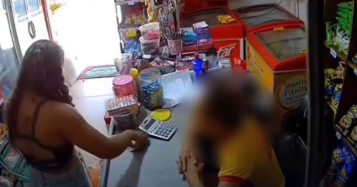 Mulher dá chinelada no rosto de atendente após filho fazer compras escondido - Foto: Reprodução
