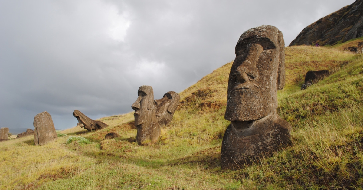 Mistério resolvido: cientistas revelam como as estátuas da Ilha de Páscoa “andavam” há séculos
